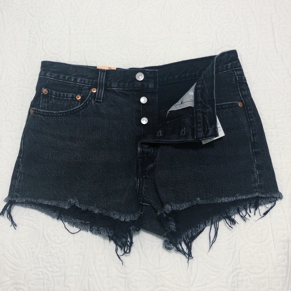 LEVI’S 501 | Black Midrise Cutoff